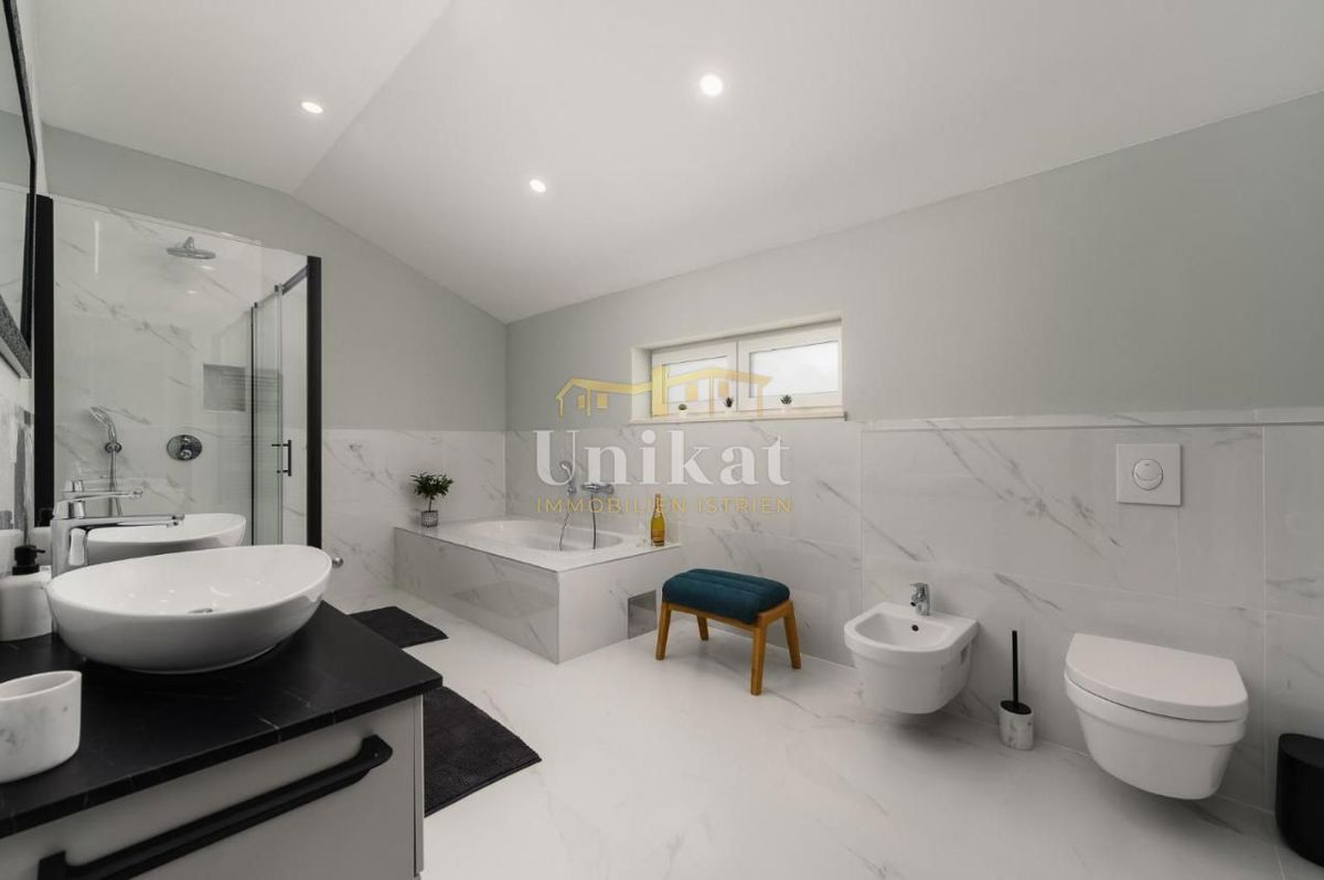 Vila z dvema stanovanjski enotama - pogled na morje